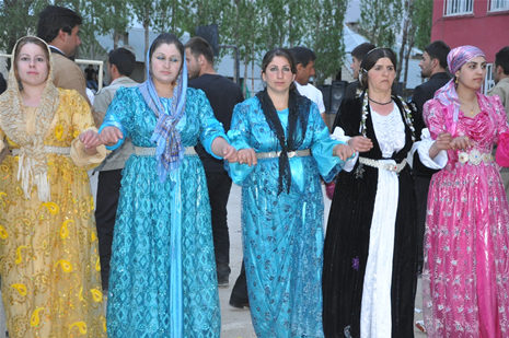 Yüksekova'da 28.29.05.2011 tarihleri arasında evlenen çiftleri sizler için sayfamıza taşıdık. Yüksekova Güncel olarak tüm çiftlerimize mutluluklar dileriz. Foto: Yaşar Kaplan