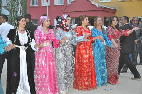 Yüksekova'da 28.29.05.2011 tarihleri arasında evlenen çiftleri sizler için sayfamıza taşıdık. Yüksekova Güncel olarak tüm çiftlerimize mutluluklar dileriz. Foto: Yaşar Kaplan