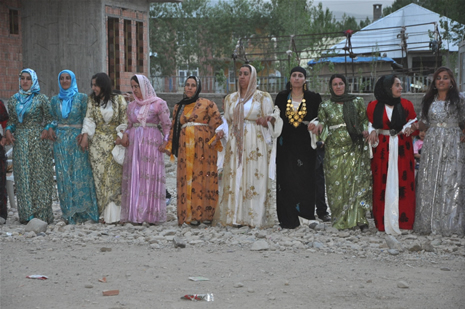 Yüksekova'da 28.29.05.2011 tarihleri arasında evlenen çiftleri sizler için sayfamıza taşıdık. Yüksekova Güncel olarak tüm çiftlerimize mutluluklar dileriz. Foto: Yaşar Kaplan