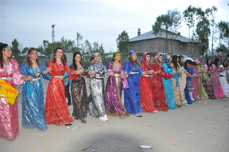 Yüksekova'da 28.29.05.2011 tarihleri arasında evlenen çiftleri sizler için sayfamıza taşıdık. Yüksekova Güncel olarak tüm çiftlerimize mutluluklar dileriz. Foto: Yaşar Kaplan