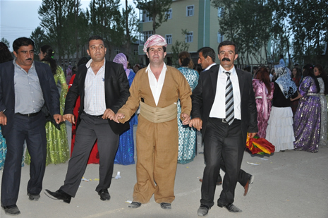 Yüksekova'da 28.29.05.2011 tarihleri arasında evlenen çiftleri sizler için sayfamıza taşıdık. Yüksekova Güncel olarak tüm çiftlerimize mutluluklar dileriz. Foto: Yaşar Kaplan