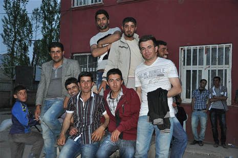 Yüksekova'da 28.29.05.2011 tarihleri arasında evlenen çiftleri sizler için sayfamıza taşıdık. Yüksekova Güncel olarak tüm çiftlerimize mutluluklar dileriz. Foto: Yaşar Kaplan