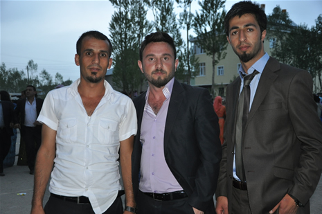 Yüksekova'da 28.29.05.2011 tarihleri arasında evlenen çiftleri sizler için sayfamıza taşıdık. Yüksekova Güncel olarak tüm çiftlerimize mutluluklar dileriz. Foto: Yaşar Kaplan