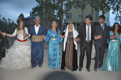 Yüksekova'da 28.29.05.2011 tarihleri arasında evlenen çiftleri sizler için sayfamıza taşıdık. Yüksekova Güncel olarak tüm çiftlerimize mutluluklar dileriz. Foto: Yaşar Kaplan