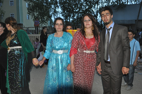 Yüksekova'da 28.29.05.2011 tarihleri arasında evlenen çiftleri sizler için sayfamıza taşıdık. Yüksekova Güncel olarak tüm çiftlerimize mutluluklar dileriz. Foto: Yaşar Kaplan