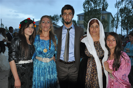 Yüksekova'da 28.29.05.2011 tarihleri arasında evlenen çiftleri sizler için sayfamıza taşıdık. Yüksekova Güncel olarak tüm çiftlerimize mutluluklar dileriz. Foto: Yaşar Kaplan