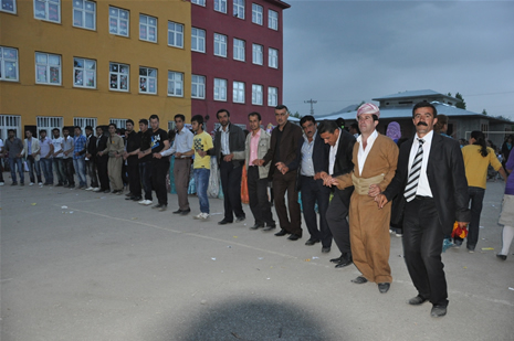 Yüksekova'da 28.29.05.2011 tarihleri arasında evlenen çiftleri sizler için sayfamıza taşıdık. Yüksekova Güncel olarak tüm çiftlerimize mutluluklar dileriz. Foto: Yaşar Kaplan