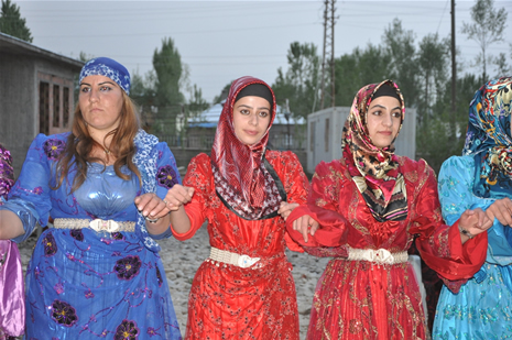 Yüksekova'da 28.29.05.2011 tarihleri arasında evlenen çiftleri sizler için sayfamıza taşıdık. Yüksekova Güncel olarak tüm çiftlerimize mutluluklar dileriz. Foto: Yaşar Kaplan