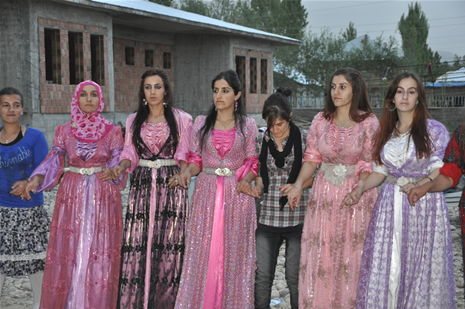 Yüksekova'da 28.29.05.2011 tarihleri arasında evlenen çiftleri sizler için sayfamıza taşıdık. Yüksekova Güncel olarak tüm çiftlerimize mutluluklar dileriz. Foto: Yaşar Kaplan