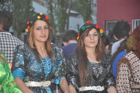 Yüksekova'da 28.29.05.2011 tarihleri arasında evlenen çiftleri sizler için sayfamıza taşıdık. Yüksekova Güncel olarak tüm çiftlerimize mutluluklar dileriz. Foto: Yaşar Kaplan