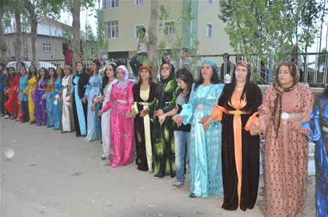 Yüksekova'da 28.29.05.2011 tarihleri arasında evlenen çiftleri sizler için sayfamıza taşıdık. Yüksekova Güncel olarak tüm çiftlerimize mutluluklar dileriz. Foto: Yaşar Kaplan
