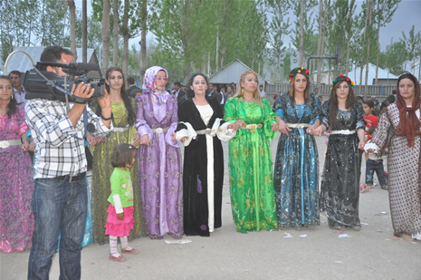 Yüksekova'da 28.29.05.2011 tarihleri arasında evlenen çiftleri sizler için sayfamıza taşıdık. Yüksekova Güncel olarak tüm çiftlerimize mutluluklar dileriz. Foto: Yaşar Kaplan