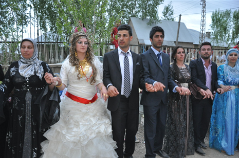 Yüksekova'da 28.29.05.2011 tarihleri arasında evlenen çiftleri sizler için sayfamıza taşıdık. Yüksekova Güncel olarak tüm çiftlerimize mutluluklar dileriz. Foto: Yaşar Kaplan