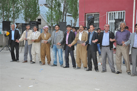 Yüksekova'da 28.29.05.2011 tarihleri arasında evlenen çiftleri sizler için sayfamıza taşıdık. Yüksekova Güncel olarak tüm çiftlerimize mutluluklar dileriz. Foto: Yaşar Kaplan