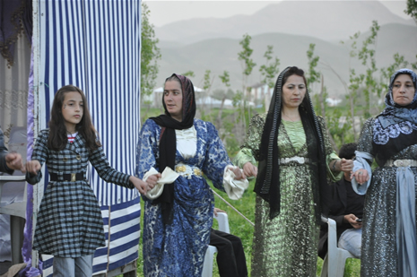 Yüksekova'da 28.29.05.2011 tarihleri arasında evlenen çiftleri sizler için sayfamıza taşıdık. Yüksekova Güncel olarak tüm çiftlerimize mutluluklar dileriz. Foto: Yaşar Kaplan