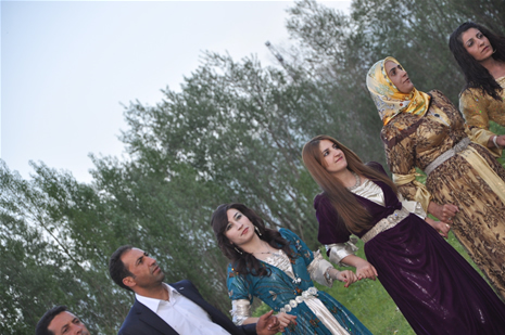 Yüksekova'da 28.29.05.2011 tarihleri arasında evlenen çiftleri sizler için sayfamıza taşıdık. Yüksekova Güncel olarak tüm çiftlerimize mutluluklar dileriz. Foto: Yaşar Kaplan