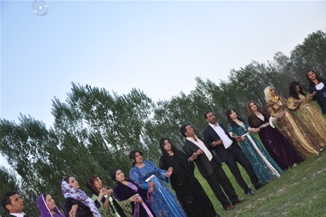 Yüksekova'da 28.29.05.2011 tarihleri arasında evlenen çiftleri sizler için sayfamıza taşıdık. Yüksekova Güncel olarak tüm çiftlerimize mutluluklar dileriz. Foto: Yaşar Kaplan