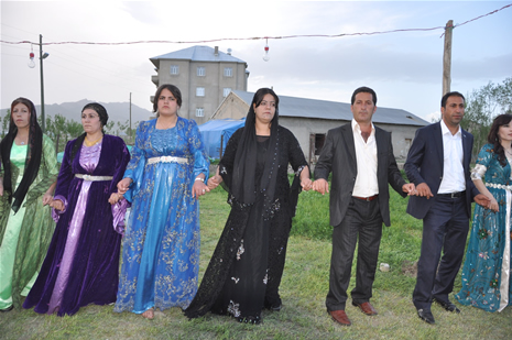 Yüksekova'da 28.29.05.2011 tarihleri arasında evlenen çiftleri sizler için sayfamıza taşıdık. Yüksekova Güncel olarak tüm çiftlerimize mutluluklar dileriz. Foto: Yaşar Kaplan