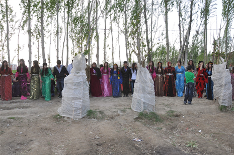 Yüksekova'da 28.29.05.2011 tarihleri arasında evlenen çiftleri sizler için sayfamıza taşıdık. Yüksekova Güncel olarak tüm çiftlerimize mutluluklar dileriz. Foto: Yaşar Kaplan