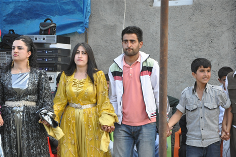 Yüksekova'da 28.29.05.2011 tarihleri arasında evlenen çiftleri sizler için sayfamıza taşıdık. Yüksekova Güncel olarak tüm çiftlerimize mutluluklar dileriz. Foto: Yaşar Kaplan