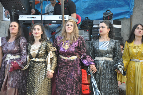 Yüksekova'da 28.29.05.2011 tarihleri arasında evlenen çiftleri sizler için sayfamıza taşıdık. Yüksekova Güncel olarak tüm çiftlerimize mutluluklar dileriz. Foto: Yaşar Kaplan