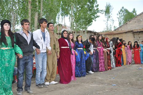 Yüksekova'da 28.29.05.2011 tarihleri arasında evlenen çiftleri sizler için sayfamıza taşıdık. Yüksekova Güncel olarak tüm çiftlerimize mutluluklar dileriz. Foto: Yaşar Kaplan