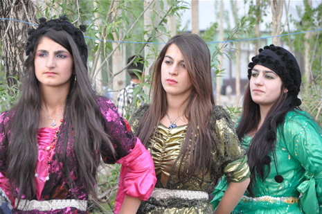 Yüksekova'da 28.29.05.2011 tarihleri arasında evlenen çiftleri sizler için sayfamıza taşıdık. Yüksekova Güncel olarak tüm çiftlerimize mutluluklar dileriz. Foto: Yaşar Kaplan