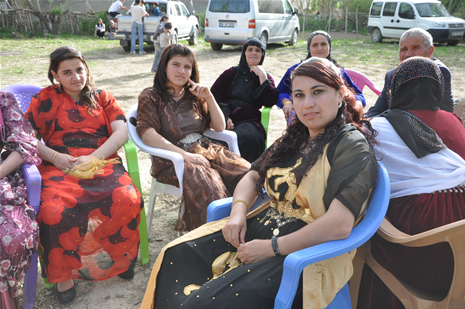 Yüksekova'da 28.29.05.2011 tarihleri arasında evlenen çiftleri sizler için sayfamıza taşıdık. Yüksekova Güncel olarak tüm çiftlerimize mutluluklar dileriz. Foto: Yaşar Kaplan