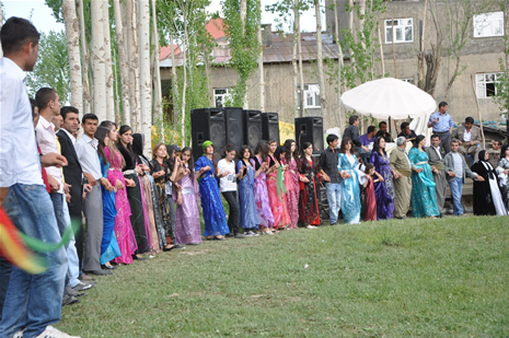 Yüksekova'da 28.29.05.2011 tarihleri arasında evlenen çiftleri sizler için sayfamıza taşıdık. Yüksekova Güncel olarak tüm çiftlerimize mutluluklar dileriz. Foto: Yaşar Kaplan