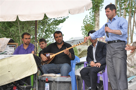 Yüksekova'da 28.29.05.2011 tarihleri arasında evlenen çiftleri sizler için sayfamıza taşıdık. Yüksekova Güncel olarak tüm çiftlerimize mutluluklar dileriz. Foto: Yaşar Kaplan