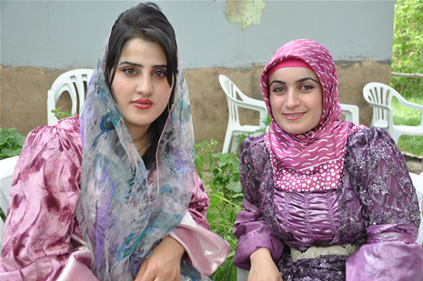 Yüksekova'da 28.29.05.2011 tarihleri arasında evlenen çiftleri sizler için sayfamıza taşıdık. Yüksekova Güncel olarak tüm çiftlerimize mutluluklar dileriz. Foto: Yaşar Kaplan