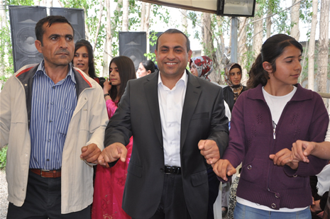 Yüksekova'da 28.29.05.2011 tarihleri arasında evlenen çiftleri sizler için sayfamıza taşıdık. Yüksekova Güncel olarak tüm çiftlerimize mutluluklar dileriz. Foto: Yaşar Kaplan