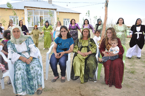 Yüksekova'da 28.29.05.2011 tarihleri arasında evlenen çiftleri sizler için sayfamıza taşıdık. Yüksekova Güncel olarak tüm çiftlerimize mutluluklar dileriz. Foto: Yaşar Kaplan