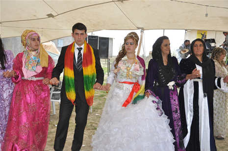 Yüksekova'da 28.29.05.2011 tarihleri arasında evlenen çiftleri sizler için sayfamıza taşıdık. Yüksekova Güncel olarak tüm çiftlerimize mutluluklar dileriz. Foto: Yaşar Kaplan