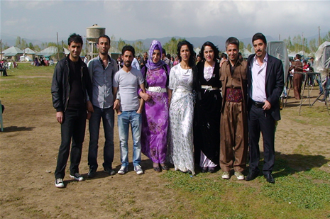 Yüksekova'da 28.29.05.2011 tarihleri arasında evlenen çiftleri sizler için sayfamıza taşıdık. Yüksekova Güncel olarak tüm çiftlerimize mutluluklar dileriz. Foto: Yaşar Kaplan