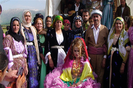 Yüksekova'da 28.29.05.2011 tarihleri arasında evlenen çiftleri sizler için sayfamıza taşıdık. Yüksekova Güncel olarak tüm çiftlerimize mutluluklar dileriz. Foto: Yaşar Kaplan
