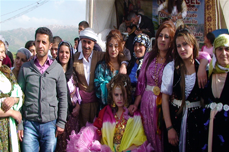 Yüksekova'da 28.29.05.2011 tarihleri arasında evlenen çiftleri sizler için sayfamıza taşıdık. Yüksekova Güncel olarak tüm çiftlerimize mutluluklar dileriz. Foto: Yaşar Kaplan