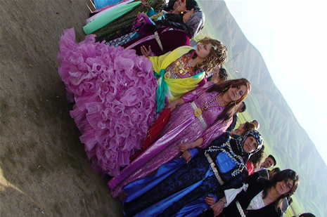 Yüksekova'da 28.29.05.2011 tarihleri arasında evlenen çiftleri sizler için sayfamıza taşıdık. Yüksekova Güncel olarak tüm çiftlerimize mutluluklar dileriz. Foto: Yaşar Kaplan