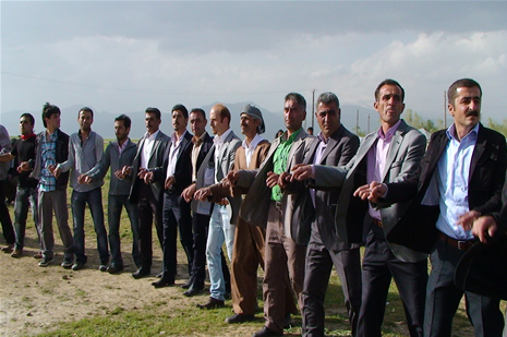 Yüksekova'da 28.29.05.2011 tarihleri arasında evlenen çiftleri sizler için sayfamıza taşıdık. Yüksekova Güncel olarak tüm çiftlerimize mutluluklar dileriz. Foto: Yaşar Kaplan