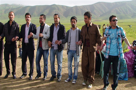 Yüksekova'da 28.29.05.2011 tarihleri arasında evlenen çiftleri sizler için sayfamıza taşıdık. Yüksekova Güncel olarak tüm çiftlerimize mutluluklar dileriz. Foto: Yaşar Kaplan