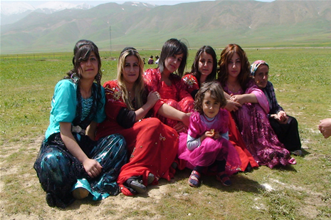 Yüksekova'da 28.29.05.2011 tarihleri arasında evlenen çiftleri sizler için sayfamıza taşıdık. Yüksekova Güncel olarak tüm çiftlerimize mutluluklar dileriz. Foto: Yaşar Kaplan