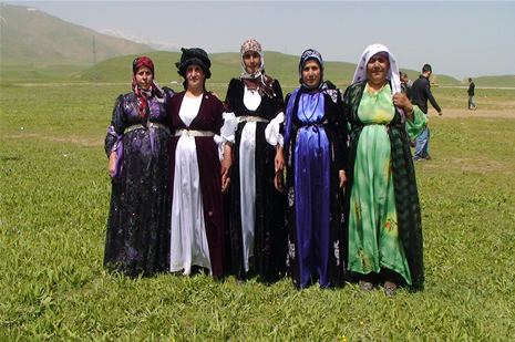 Yüksekova'da 28.29.05.2011 tarihleri arasında evlenen çiftleri sizler için sayfamıza taşıdık. Yüksekova Güncel olarak tüm çiftlerimize mutluluklar dileriz. Foto: Yaşar Kaplan