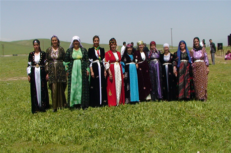 Yüksekova'da 28.29.05.2011 tarihleri arasında evlenen çiftleri sizler için sayfamıza taşıdık. Yüksekova Güncel olarak tüm çiftlerimize mutluluklar dileriz. Foto: Yaşar Kaplan