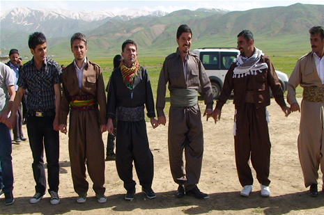 Yüksekova'da 28.29.05.2011 tarihleri arasında evlenen çiftleri sizler için sayfamıza taşıdık. Yüksekova Güncel olarak tüm çiftlerimize mutluluklar dileriz. Foto: Yaşar Kaplan