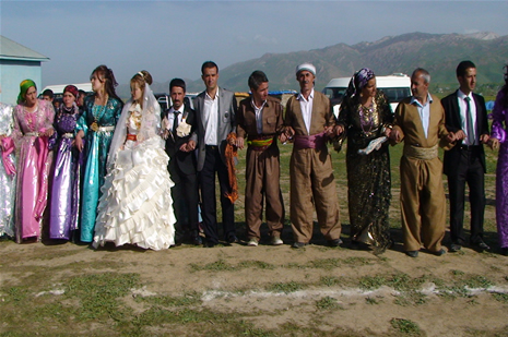 Yüksekova'da 28.29.05.2011 tarihleri arasında evlenen çiftleri sizler için sayfamıza taşıdık. Yüksekova Güncel olarak tüm çiftlerimize mutluluklar dileriz. Foto: Yaşar Kaplan