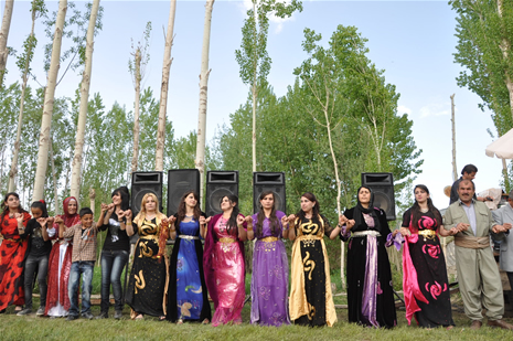 Yüksekova'da 28.29.05.2011 tarihleri arasında evlenen çiftleri sizler için sayfamıza taşıdık. Yüksekova Güncel olarak tüm çiftlerimize mutluluklar dileriz. Foto: Yaşar Kaplan