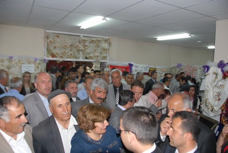 Yüksekova'da Halk Eğitim Müdürlüğü tarafından 2010-2011 yıl sonu sergisi açıldı.