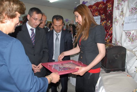 Yüksekova'da Halk Eğitim Müdürlüğü tarafından 2010-2011 yıl sonu sergisi açıldı.