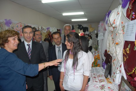 Yüksekova'da Halk Eğitim Müdürlüğü tarafından 2010-2011 yıl sonu sergisi açıldı.