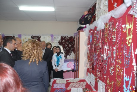 Yüksekova'da Halk Eğitim Müdürlüğü tarafından 2010-2011 yıl sonu sergisi açıldı.